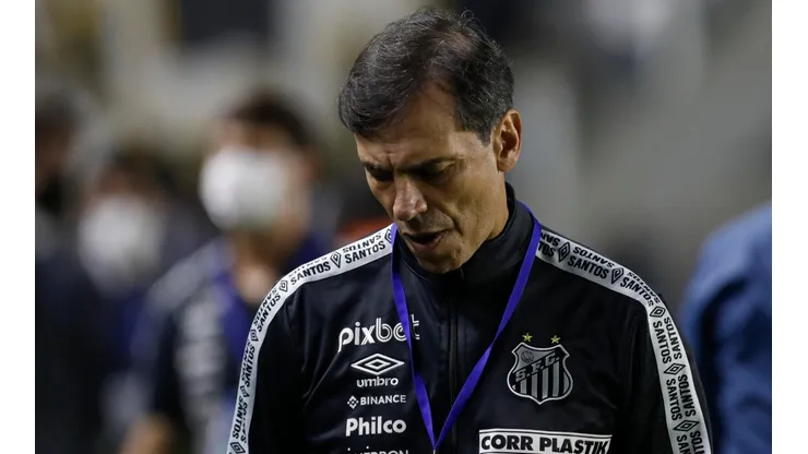 Fabián Bustos deixou o comando técnico do Santos (Foto: Getty Images)
