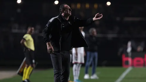 Ceni fala sobre maratona de jogos importantes e preocupação com a questão física (Foto: Rubens Chiri / saopaulofc.net)