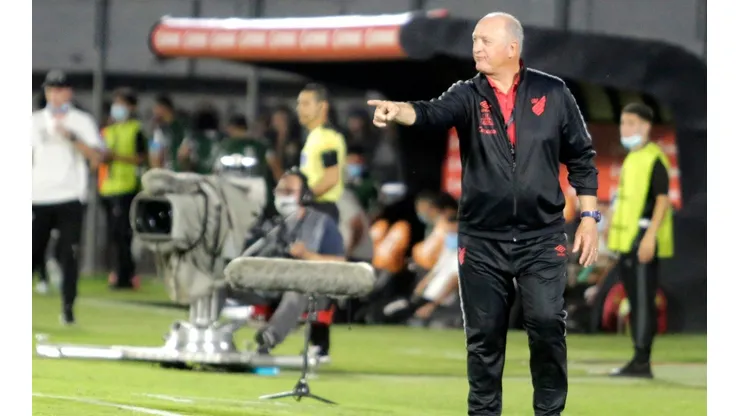 Felipão exalta classificação do Athletico e diz que time pode buscar mais coisas (Foto: Christian Alvarenga/Getty Images)