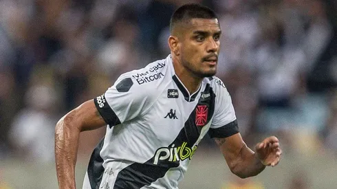 Léo Matos fala sobre ter virado terceira opção na lateral-direita (Foto: Daniel RAMALHO/CRVG)