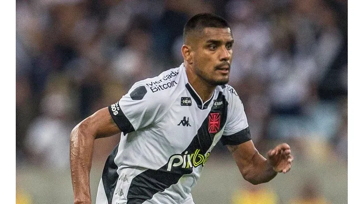Léo Matos fala sobre ter virado terceira opção na lateral-direita (Foto: Daniel RAMALHO/CRVG)