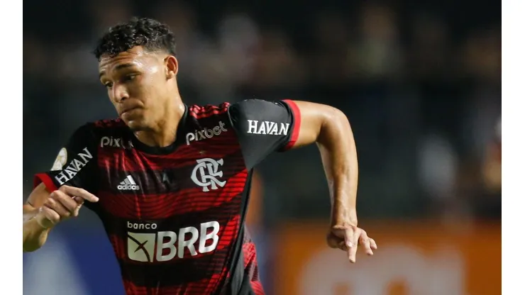Victor Hugo pode se firmar como titular no meio-campo do Flamengo (Foto: Gilvan de Souza/Flamengo)