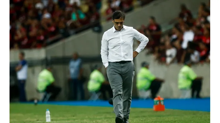 Fabián Bustos pode perder um dos principais jogadores do Santos