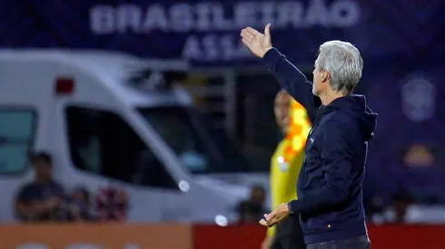 Luís Castro reclama do VAR (Foto: Vitor Silva/Botafogo)