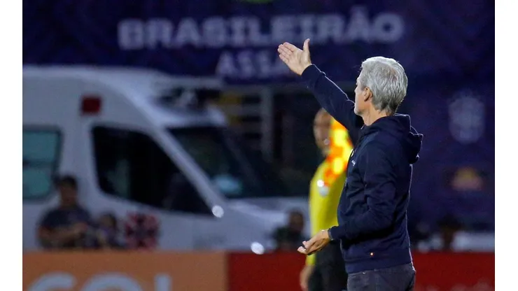 Luís Castro reclama do VAR (Foto: Vitor Silva/Botafogo)