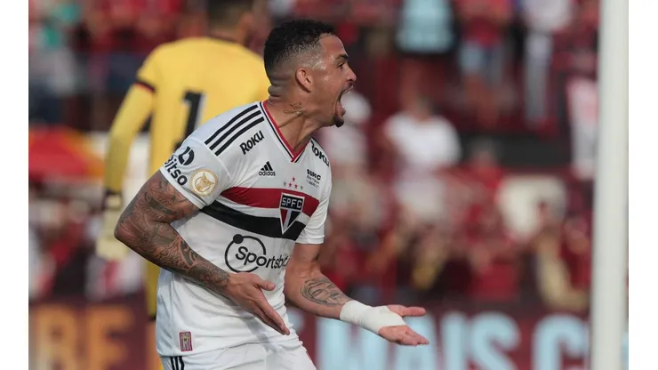 Luciano provoca o Atlético-GO (Foto: Rubens Chiri/Saopaulofc.net)