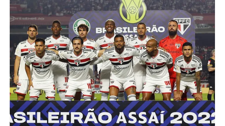 Jogadores do São Paulo perfilados antes de partida pelo Brasileirão (Foto: Getty Images)