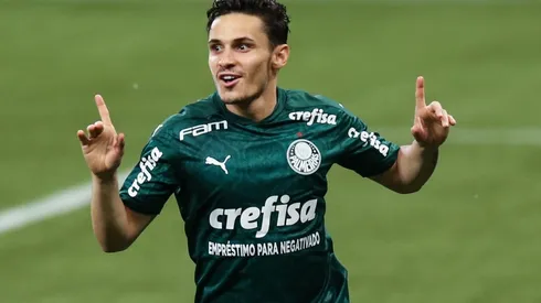 Raphael Veiga comemora gol com a camisa do Palmeiras (Foto: Getty Images)