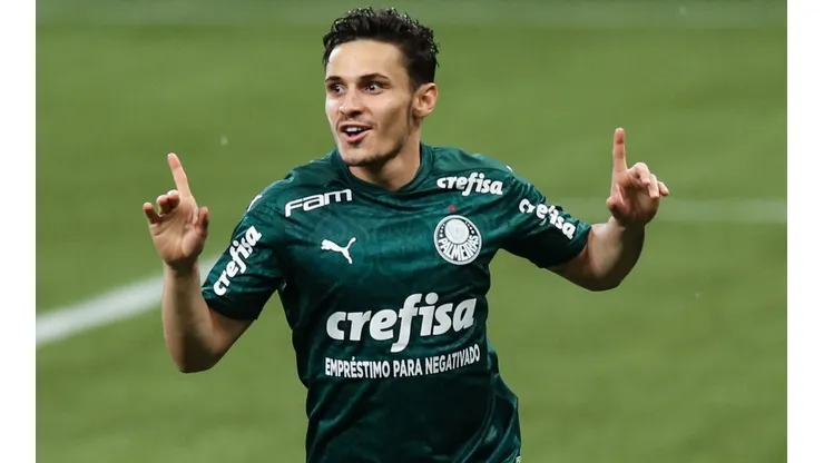 Raphael Veiga comemora gol com a camisa do Palmeiras (Foto: Getty Images)