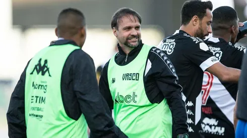 Maurício Souza fala sobre principal objetivo em seu primeiro trabalho como técnico principal de um clube (Foto: Daniel RAMALHO / CRVG)