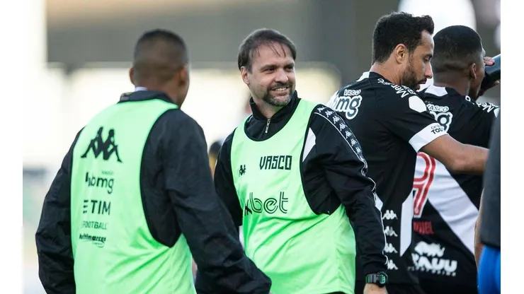 Maurício Souza fala sobre principal objetivo em seu primeiro trabalho como técnico principal de um clube (Foto: Daniel RAMALHO / CRVG)