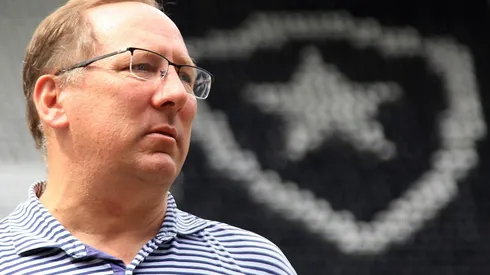 John Textor, dono do Botafogo, foi cobrado nas redes sociais