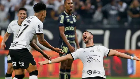 Giuliano comemora grande atuação do Corinthians e gols marcados (Foto: Rodrigo Coca / Ag. Corinthians)