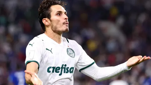 Raphael Veiga comemora gol com a camisa do Palmeiras (Foto: Getty Images)
