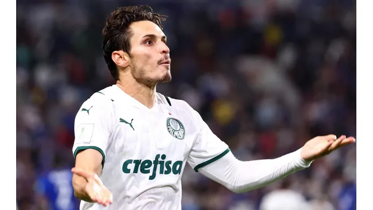 Raphael Veiga comemora gol com a camisa do Palmeiras (Foto: Getty Images)