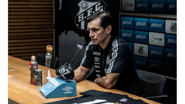 Bustos reclama de atuação do Santos na goleado sofrida contra o Corinthians (Foto: Ivan Storti/Santos FC)