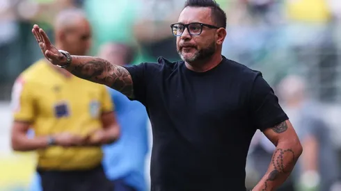 Turco Mohamed agradece apoio dos jogadores após vitória sobre o Flamengo (Foto: Alexandre Schneider/Getty Images)