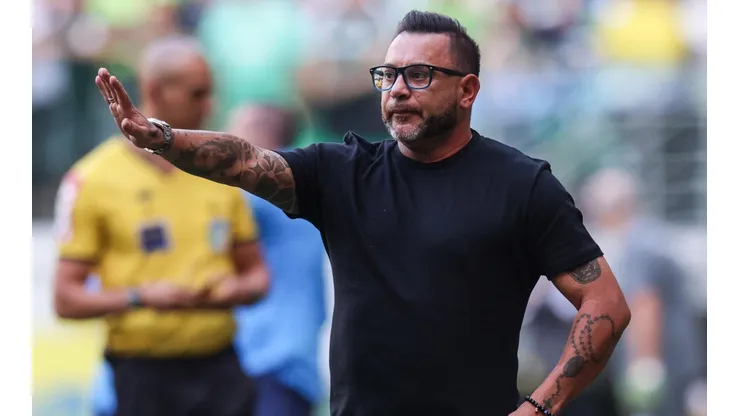 Turco Mohamed agradece apoio dos jogadores após vitória sobre o Flamengo (Foto: Alexandre Schneider/Getty Images)