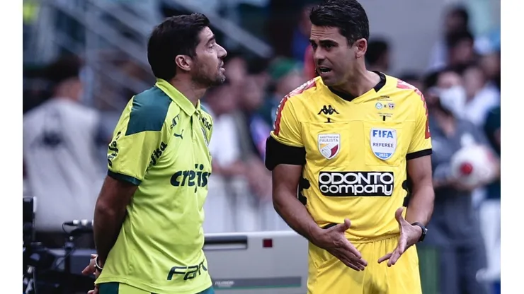 Foto: Ettore Chiereguini/AGIF - Abel Ferreira conversando com um árbitro na beira do campo