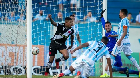 Raniel volta a balançar as redes pelo Vasco e chega a 10 gols na temporada (Foto: Daniel RAMALHO / CRVG)