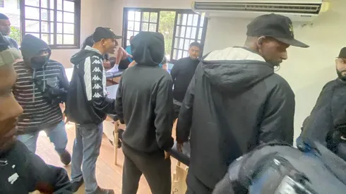 Torcida Organizada do Botafogo cobra empenho dos jogadores (Foto: Reprodução)