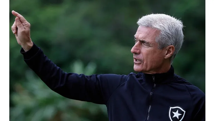 Luís Castro fala com protestantes que foram até o CT do Botafogo (Foto: Vitor Silva/Botafogo)