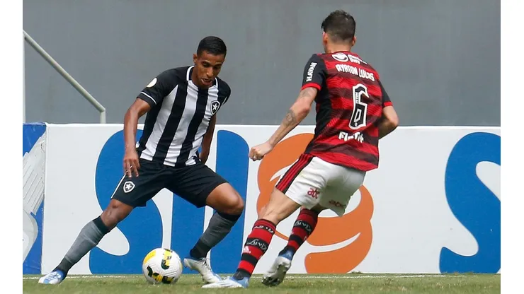 Victor Sá nega que pense em deixar o Botafogo (Foto: Vitor Silva/Botafogo)