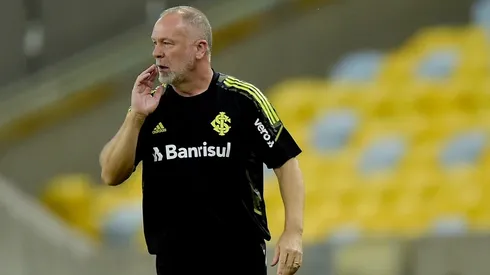 Técnico Mano Menezes pode ter o retorno de Charles Aránguiz ao Internacional