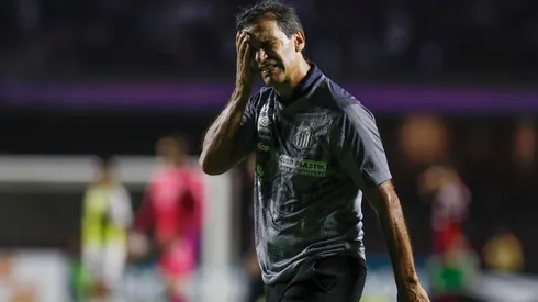 Bustos se irrita e se mostra desgastado com arbitragem brasileira (Foto: Ricardo Moreira/Getty Images)