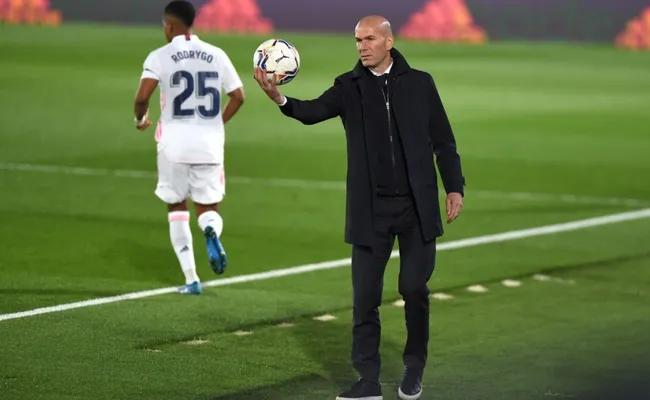 Zidane como técnico em Real Madrid v Real Betis na La Liga. Foto: Getty Images