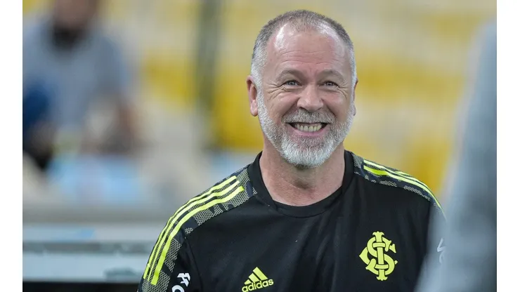 Mano Menezes quer a permanência dos zagueiros Vitão e Bruno Méndez