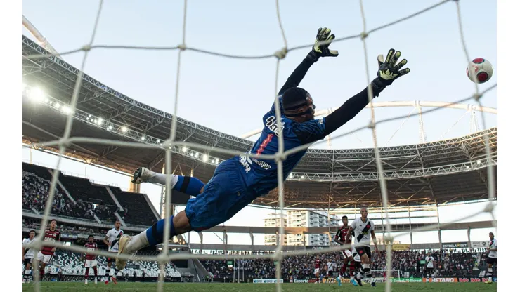 Thiago Rodrigues diz que está no top3 de goleiros atuando no Brasil (Foto: Jorge Rodrigues/AGIF)