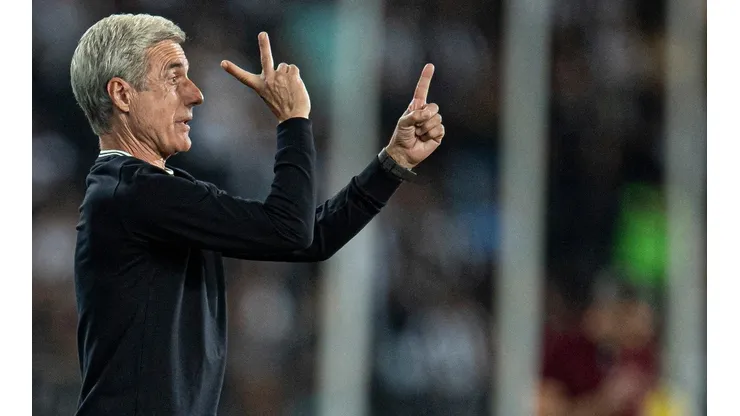 Treinador do Botafogo se mostra insatisfeito com a qualidade da última ação ofensiva do Botafogo (Foto: Jorge Rodrigues/AGIF)