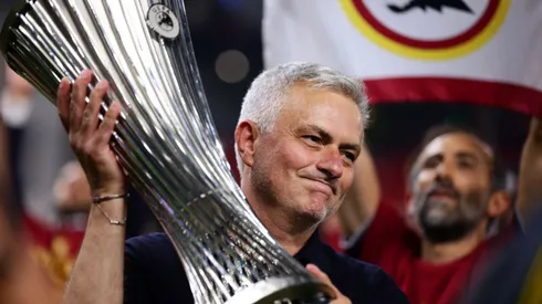 Alex Pantling/Getty Images - Mourinho com a taça da Conference League
