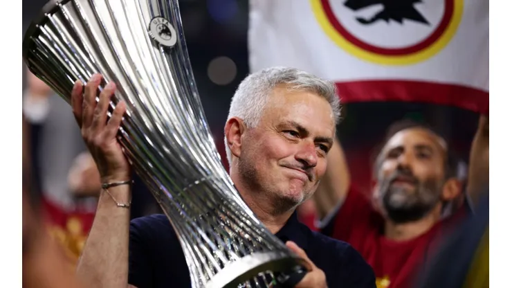 Alex Pantling/Getty Images - Mourinho com a taça da Conference League