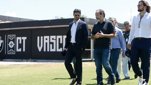 Vasco comemora contratação feita pela 777 Partners (Foto: Rafael Ribeiro / Vasco)