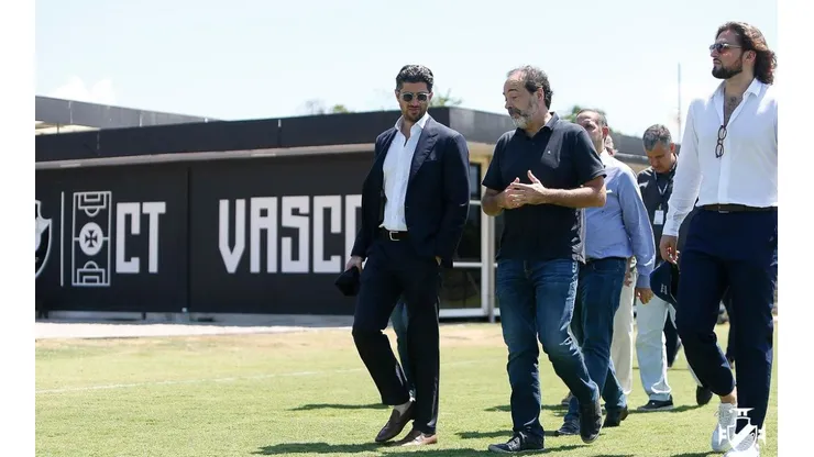 Vasco comemora contratação feita pela 777 Partners (Foto: Rafael Ribeiro / Vasco)
