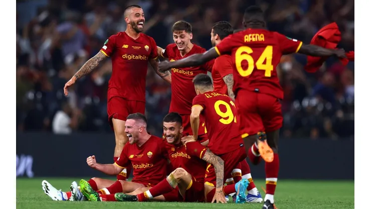 Jogadores da Roma comemoram o título da Conference League (Foto: Getty Images)