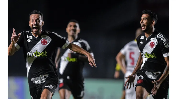 Nenê marcou os dois gols da vitória do Vasco sobre o Brusque (Foto: Thiago Ribeiro/AGIF)