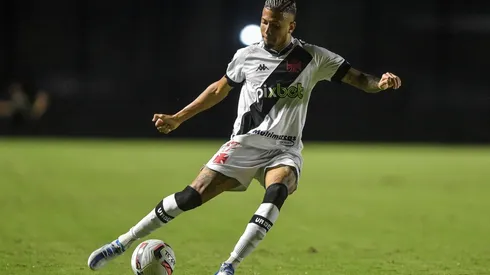 Weverton deve voltar a atuar como titular pelo Vasco (Foto: Thiago Ribeiro/AGIF)