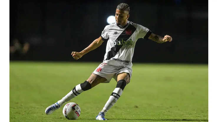 Weverton deve voltar a atuar como titular pelo Vasco (Foto: Thiago Ribeiro/AGIF)