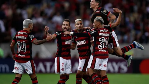 Jogadores do Flamengo comemoram gol diante da Universidad Católica (Foto: Getty Images)
