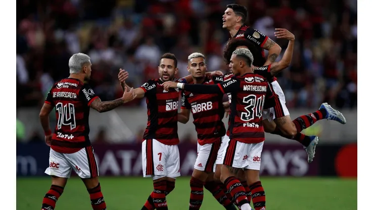 Jogadores do Flamengo comemoram gol diante da Universidad Católica (Foto: Getty Images)