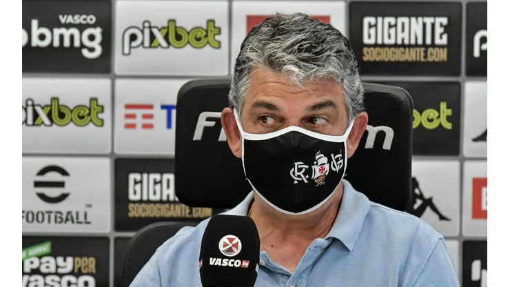 Carlos Brazil fala sobre negociações para renovação de contrato do volante Andrey Santos (Foto: Thiago Ribeiro/AGIF)