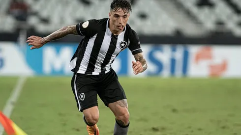 Saravia elogia momento e estilo de jogo do Botafogo (Foto: Jorge Rodrigues/AGIF)