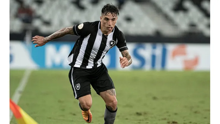 Saravia elogia momento e estilo de jogo do Botafogo (Foto: Jorge Rodrigues/AGIF)