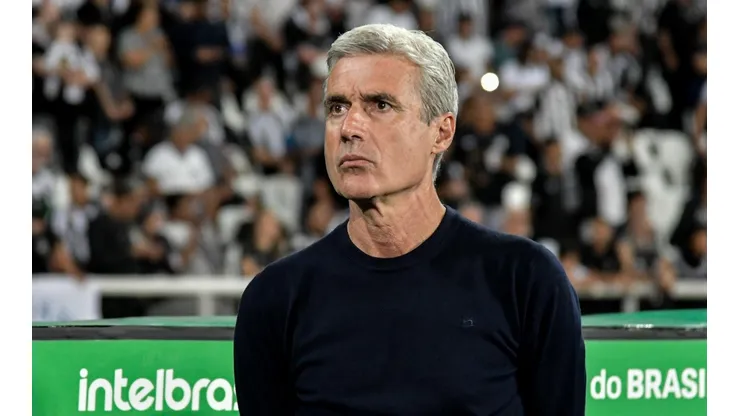 Luís Castro fala sobre classificação para as oitavas da Copa do Brasil (Foto: Thiago Ribeiro/AGIF)