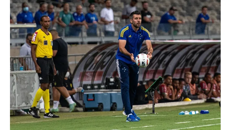 Paulo Pezzolano exalta equipe após classificação para as oitavas da Copa do Brasil nos pênaltis (Foto: Alessandra Torres/AGIF)