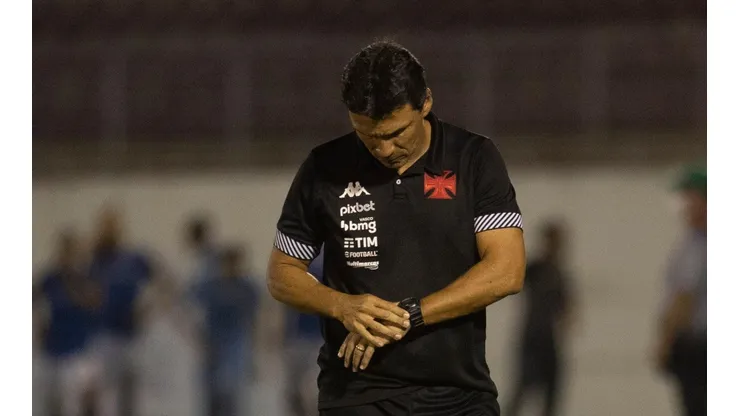 Zé Ricardo acredita que o apoio da torcida será fundamental para o Vasco (Foto: Diogo Reis/AGIF)