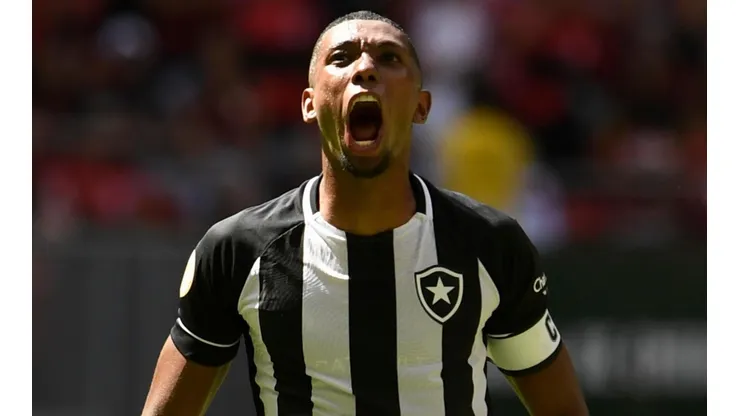 Kanu acerta renovação com o Botafogo até o fim de 2025 (Foto: Mateus Bonomi/AGIF)